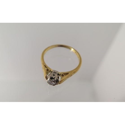 25 - An 18ct yellow gold diamond ring size M - approx weight 2.6 grams