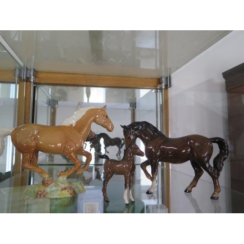 252 - A Beswick horse 1374 - Height 18cm another horse and a foal - all good