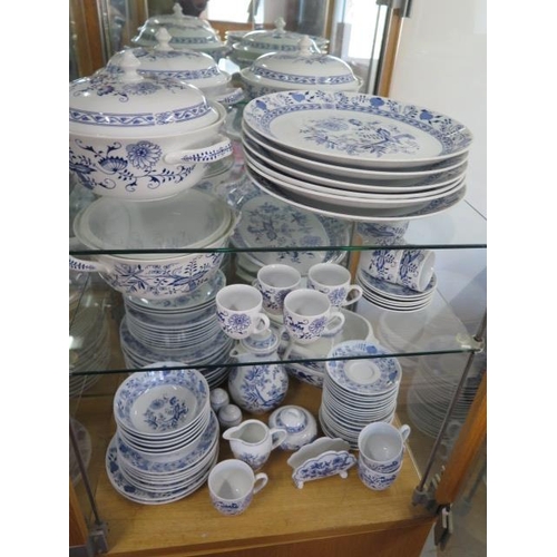 280 - A Thun dinner set,made in Czech Republic to include:
Tea cups x6
Coffee cups (taller) x4
6