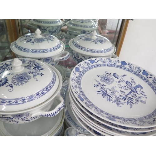 280 - A Thun dinner set,made in Czech Republic to include:
Tea cups x6
Coffee cups (taller) x4
6