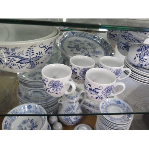 280 - A Thun dinner set,made in Czech Republic to include:
Tea cups x6
Coffee cups (taller) x4
6