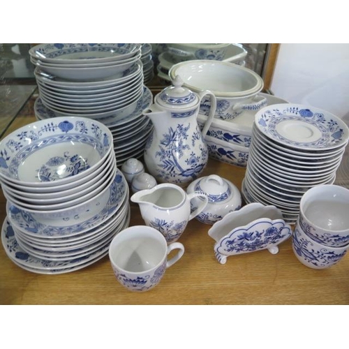 280 - A Thun dinner set,made in Czech Republic to include:
Tea cups x6
Coffee cups (taller) x4
6