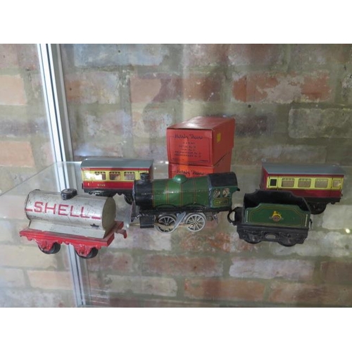 309 - A Hornby O Gauge clockwork train set - Loco running with key, coaches have boxes