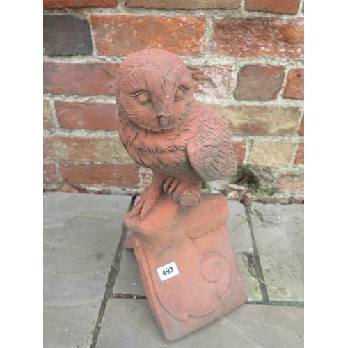 493 - A barn owl roof ridge cast stone finial on a V 90 degree tile - Length 18cm x Width 22cm x Height 45... 