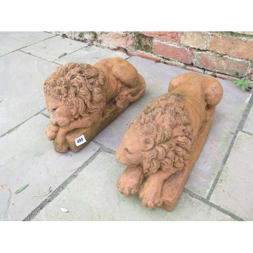 494 - A pair of cast stone recumbent lions on rectangular bases after a 19th century pair by Canova - Leng... 