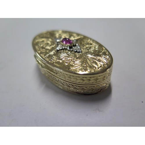 68 - An 18ct yellow gold (tested) fine quality French snuff/pill box set with a cabochon ruby to the lid ... 