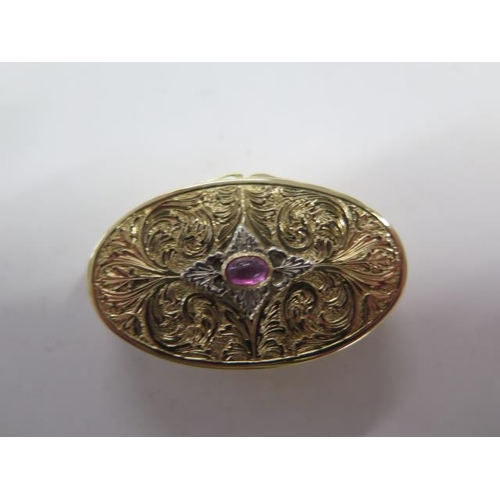 68 - An 18ct yellow gold (tested) fine quality French snuff/pill box set with a cabochon ruby to the lid ... 