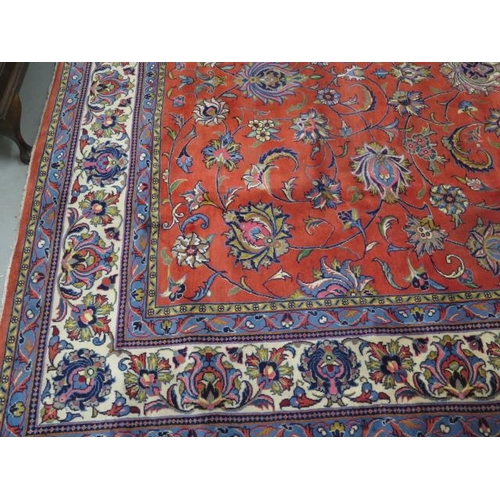 302 - A hand knotted woolen Sarough rug - 3.70m x 2.58m - in good condition