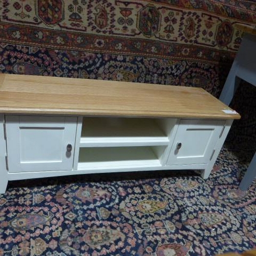 586 - A modern TV unit with an oak top - 120cm