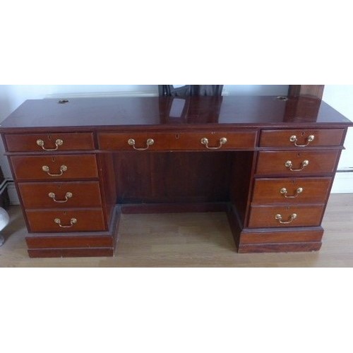 580 - A modern mahogany nine drawer desk - Width 182cm x Height 86cm x 50cm