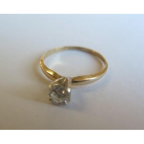 104 - A 14ct yellow gold solitaire ring - the round brilliant cut diamond 0.52ct, VVS2, colour I - ring si... 