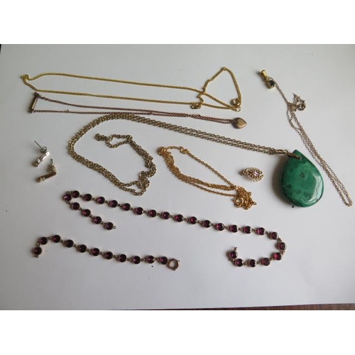 142 - A collection of gilt metal chains, a broken necklace and a Malachite pendant