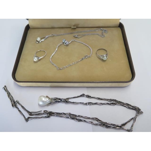 149 - Five pieces of white metal/silver jewellery - all good