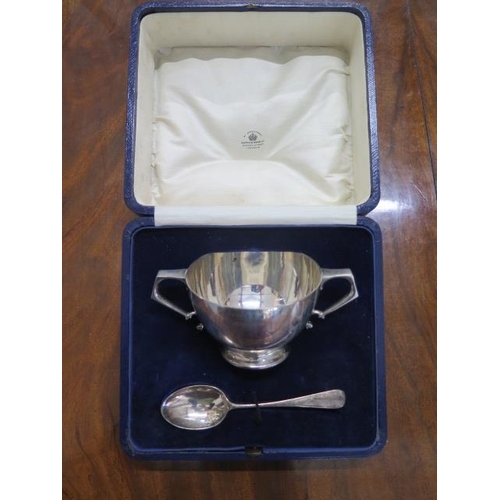 169 - A Mappin and Webb twin handle silver dish and spoon boxed - London 1924/25 - approx weight 7.2 troy ... 