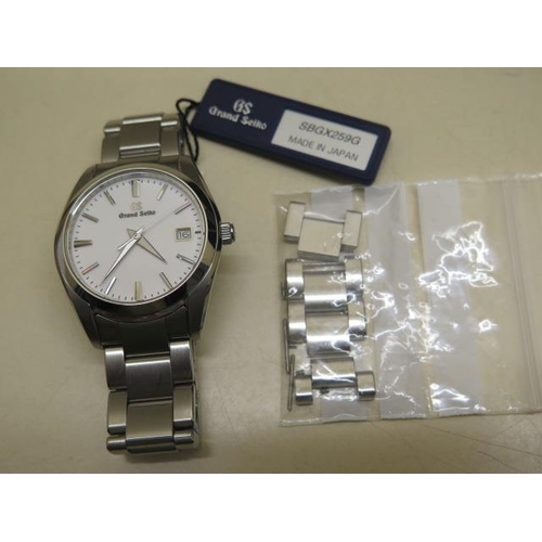 217 - A Grand Seiko Heritage Quartz stainless steel bracelet wristwatch with white dial and date - 37mm ca... 