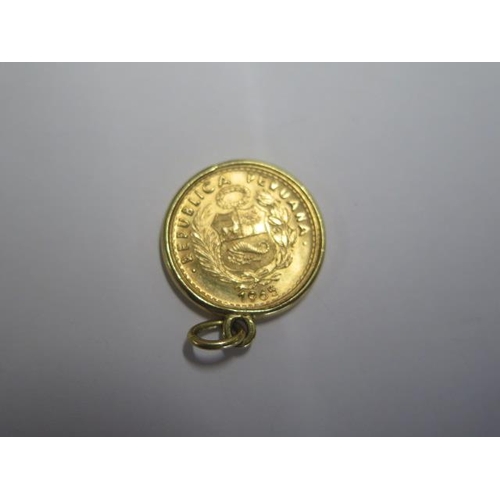 244 - A 9/10 fine gold 1965 Republica Peruana coin in a yellow metal pendant mount - 19mm wide, approx 6.1... 