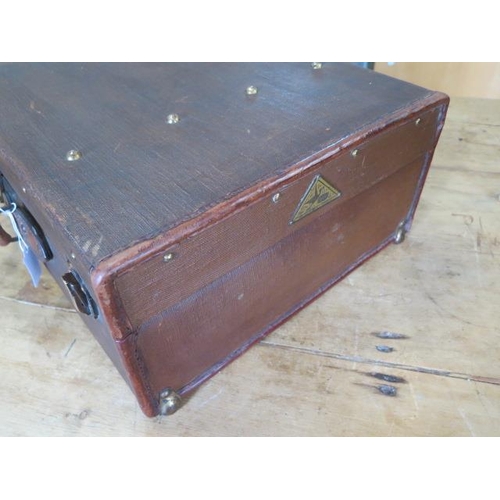 302 - A vintage fibre leather bound suitcase with brass fittings - 19cm x 55cm x 38cm - in polished condit... 