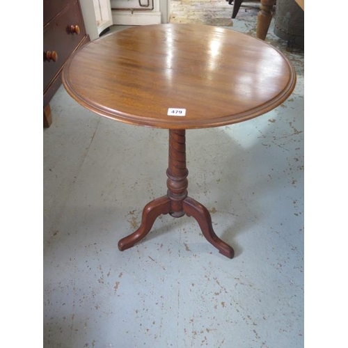 479 - A 19th century walnut side table with a 54cm diameter top in good condition