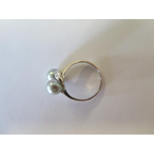 66 - A 14ct white gold twin pearl ring size L/M - approx weight 2.6 grams - good condition