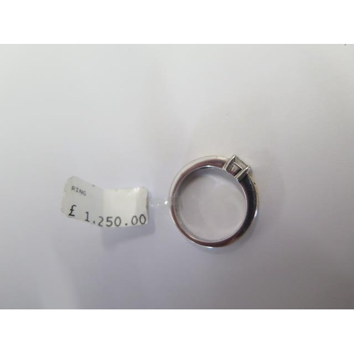 89 - An 18ct white gold ring with yellow gold on shoulders ring size M - diamond weight approx 0.25ct - e... 