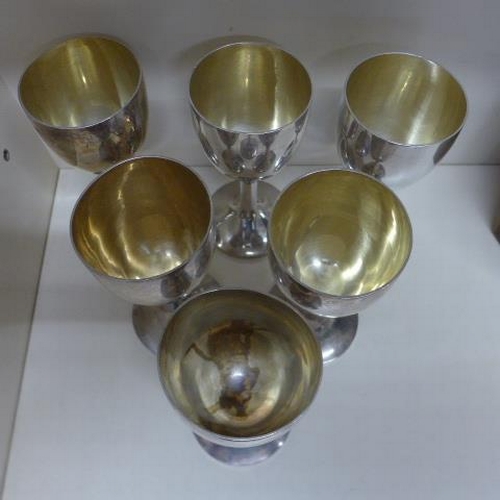 100 - A set of six silver goblets - Height 19cm - London 1903/04 - total approx weight 53 troy oz - no eng... 