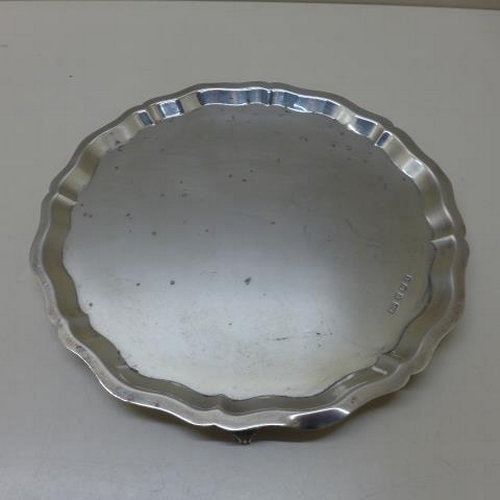 114 - A silver salver - Diameter 19cm - Sheffield 1960/61 EV - approx weight 7.3 troy oz