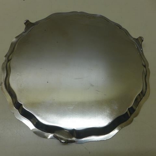 114 - A silver salver - Diameter 19cm - Sheffield 1960/61 EV - approx weight 7.3 troy oz