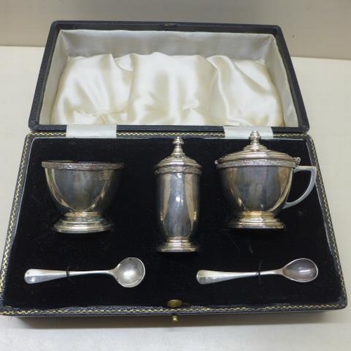 118 - A boxed silver cruet Birmingham 1935/36 R & D - silver weight approx 4.1 troy oz - good condition