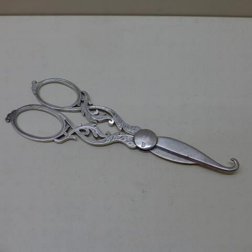 92 - A pair of silver grape shears Sheffield 1904/05 GH - Length 15cm - good condition - approx weight 1.... 