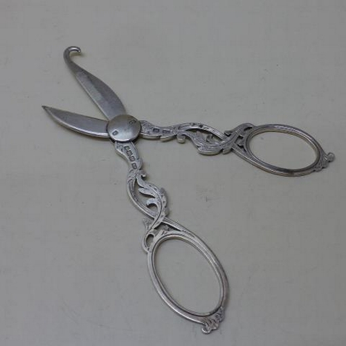 92 - A pair of silver grape shears Sheffield 1904/05 GH - Length 15cm - good condition - approx weight 1.... 