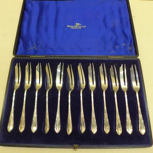 94 - A boxed set of 12 silver Walker and Hall cake forks - approx weight 5.7 troy oz