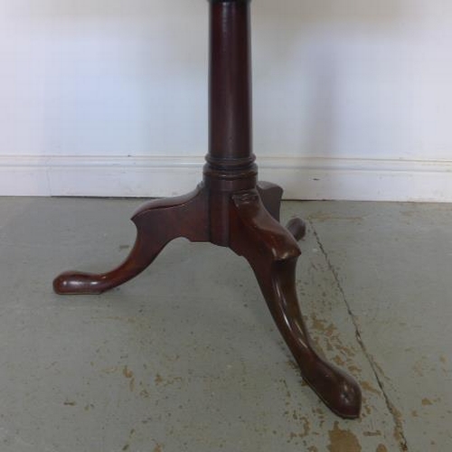 585 - A Georgian mahogany drop flap side table with two opposing drawers raised on a gun barrel base with ... 