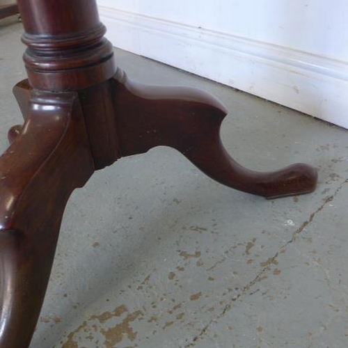 585 - A Georgian mahogany drop flap side table with two opposing drawers raised on a gun barrel base with ... 