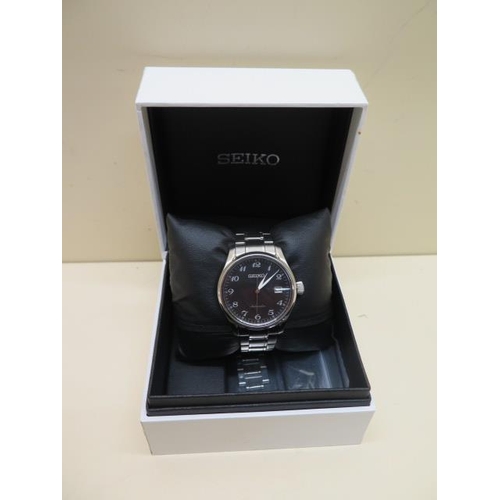 223 - A Seiko stainless steel automatic gents bracelet wristwatch, black date dial 6R150 movement - 40mm c... 