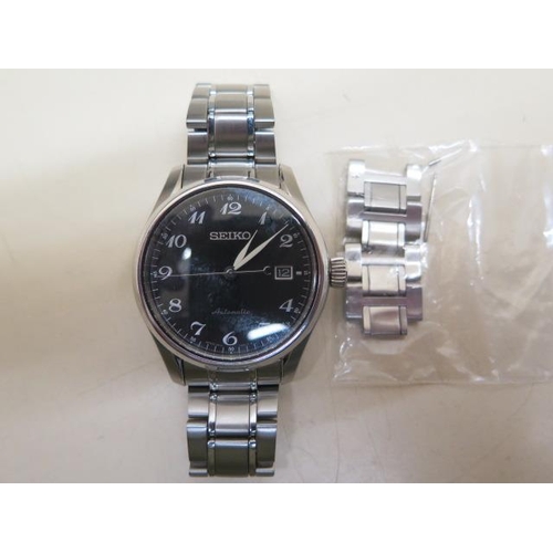 223 - A Seiko stainless steel automatic gents bracelet wristwatch, black date dial 6R150 movement - 40mm c... 