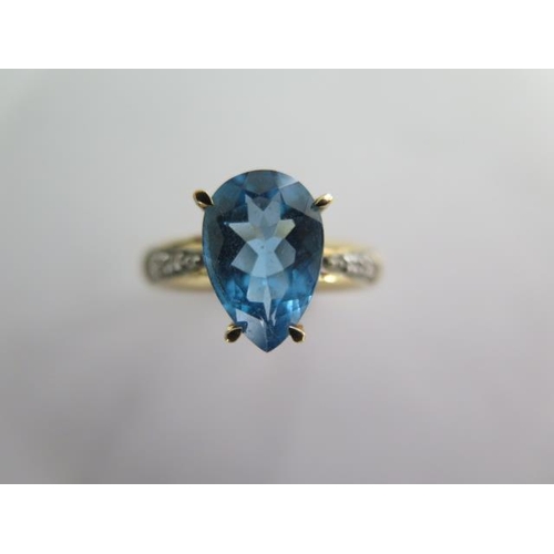 122 - A 9k Swiss blue topaz and diamond yellow gold ring size R - approx weight 3.6 grams - almost unworn