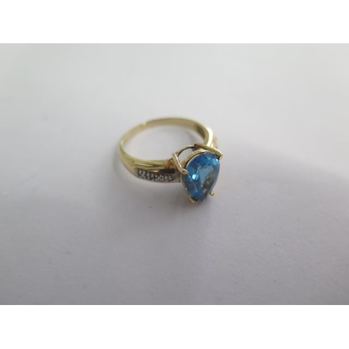 122 - A 9k Swiss blue topaz and diamond yellow gold ring size R - approx weight 3.6 grams - almost unworn