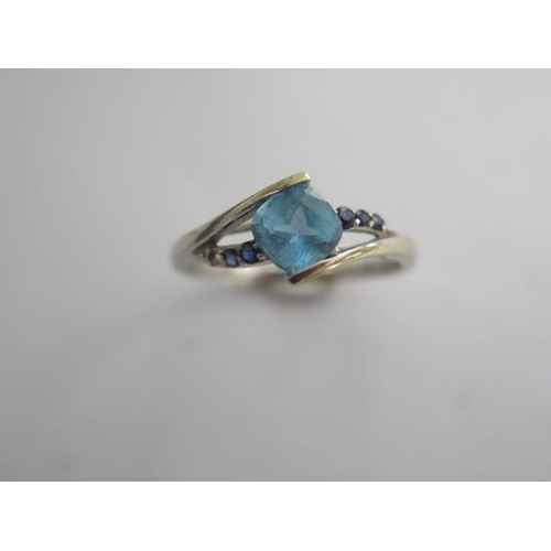 132 - A 9k AAA Ceylon sapphire white gold ring size R - approx weight 2.5 grams - almost unworn condition