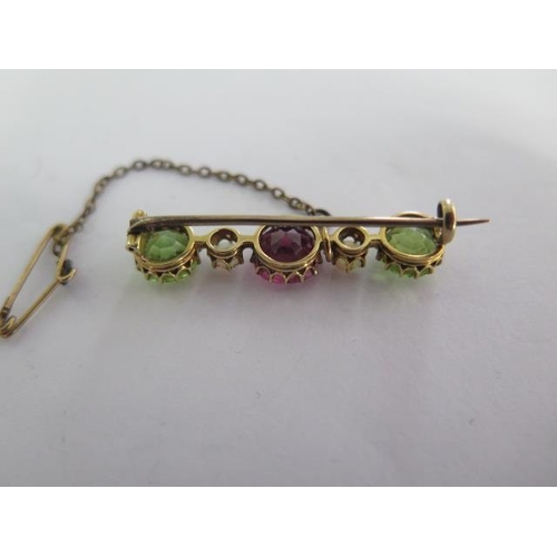 139 - A yellow gold amethyst, peridot and opal brooch - Length 35cm - weight approx 3.4 grams