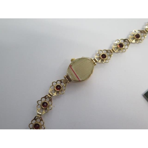 224 - A Sovereign 9ct yellow gold and garnet ladies bracelet wristwatch - 14mm case - weight approx 11 gra... 