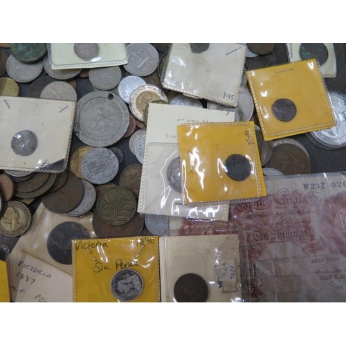 252 - A collection of assorted coins including Half Groat, Half Penny