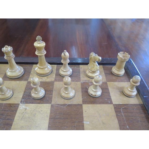 334 - A boxwood and ebonised weighted chess set with board, King approx 8cm - some wear to black pieces ot... 