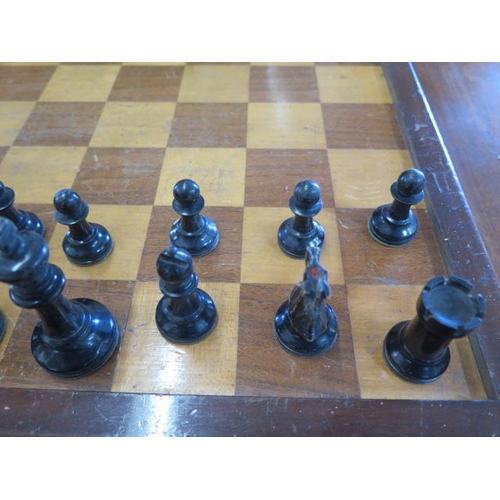 334 - A boxwood and ebonised weighted chess set with board, King approx 8cm - some wear to black pieces ot... 