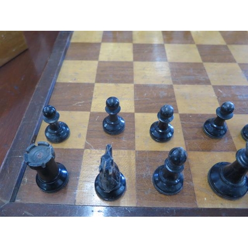 334 - A boxwood and ebonised weighted chess set with board, King approx 8cm - some wear to black pieces ot... 