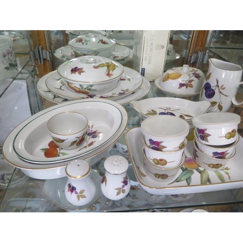 383 - A collection of 47 pieces of Royal Worcester Evesham Pottery - all in good condition apart from one ... 