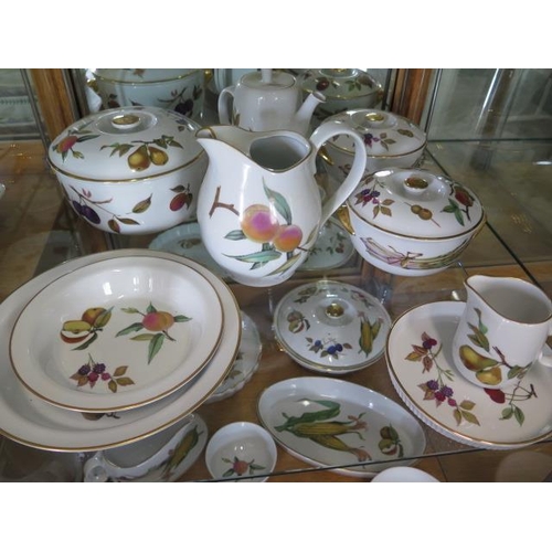 383 - A collection of 47 pieces of Royal Worcester Evesham Pottery - all in good condition apart from one ... 