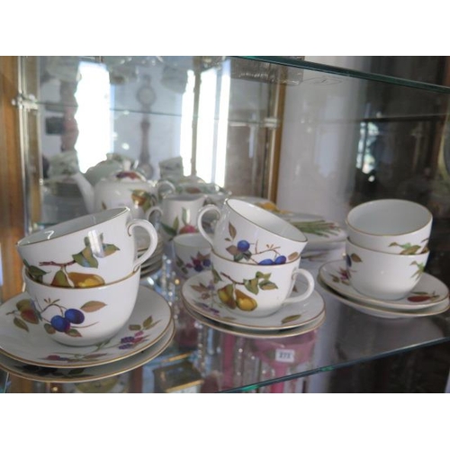 390 - A Worcester Evesham tea set with six cups and saucers, six side plates, tea pot, milk jug, sugar bow... 