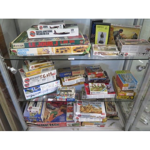 423 - A good collection of mainly Airfix, some Revell plastic kits and figures including a Compact Pack - ... 