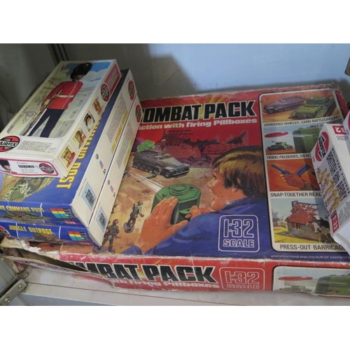 423 - A good collection of mainly Airfix, some Revell plastic kits and figures including a Compact Pack - ... 