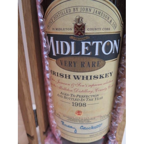 483 - A bottle of Middleton very rare Irish Whiskey 1998 - in its wooden box